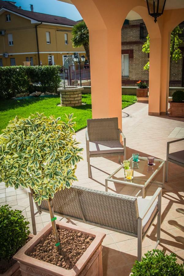 Appartamenti Vicino Al Mare Чивитанова-Марке Экстерьер фото